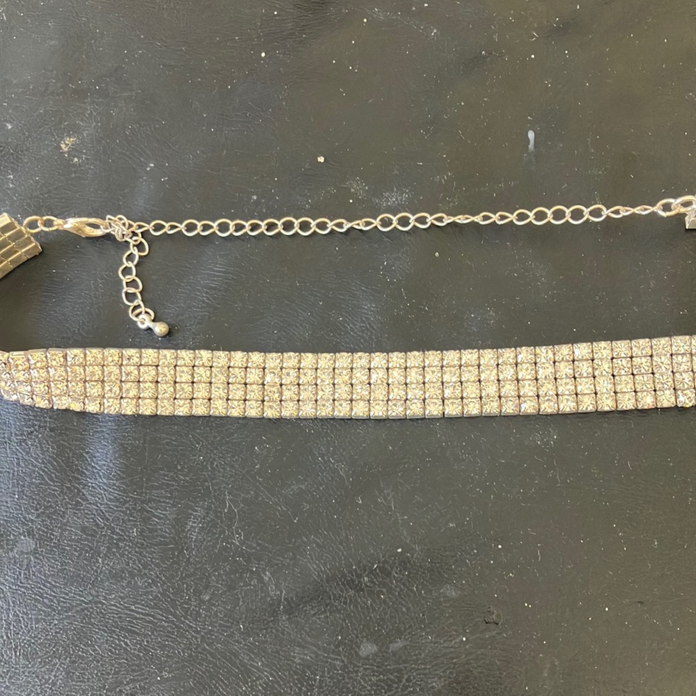 Rhinestone look choker with extender